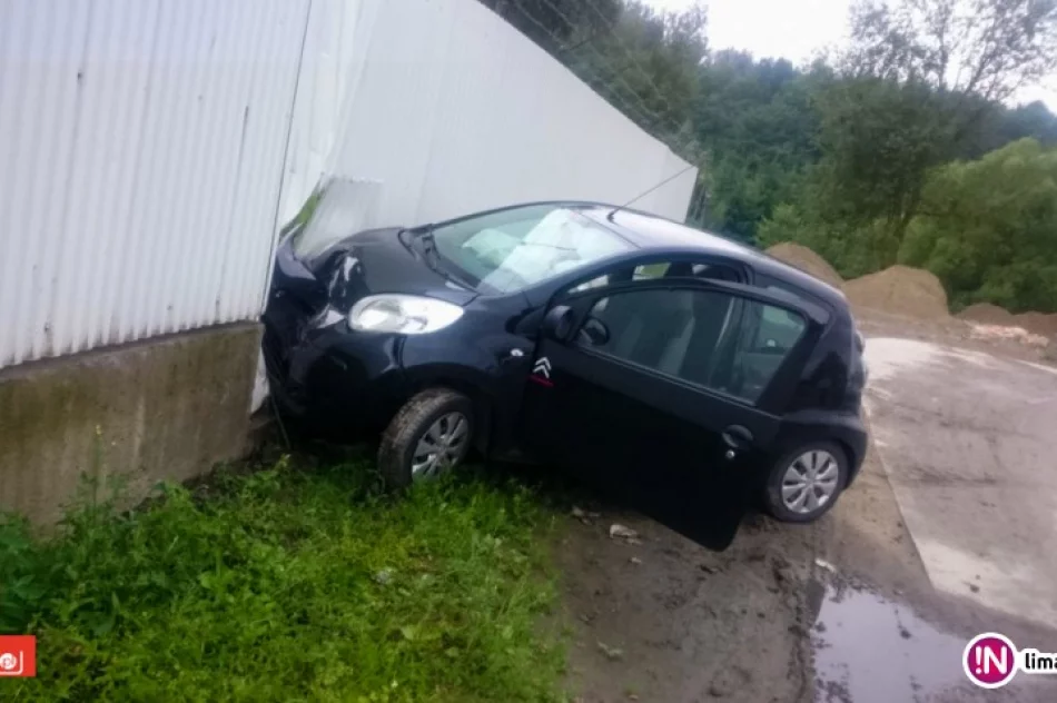 Citroen wjechał w ogrodzenie - zdjęcie 2