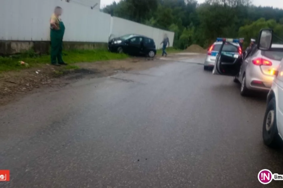 Citroen wjechał w ogrodzenie - zdjęcie 3