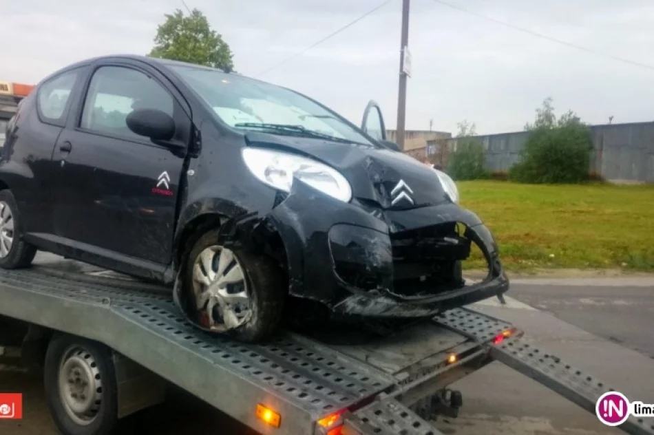 Citroen wjechał w ogrodzenie - zdjęcie 4