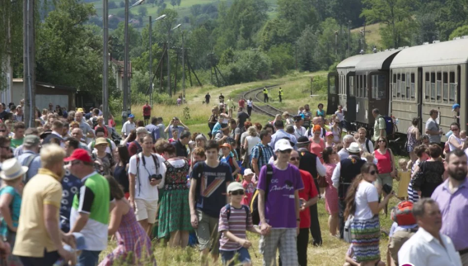 Rozśpiewany Galicyjski Piknik Kolejowy. Tłumy na stacji i pobity rekord (wideo) - zdjęcie 1