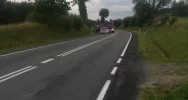 Nad ranem na "krajówce" dachowało Renault. Trzy osoby trafiły do szpitala - zdjęcie 2