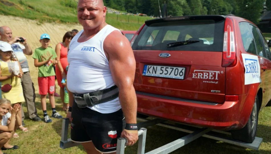 Strongman Tomasz Kowal w upale dźwigał samochód - zdjęcie 1