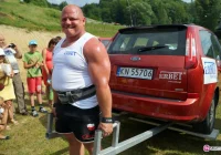 Strongman Tomasz Kowal w upale dźwigał samochód - zdjęcie główne