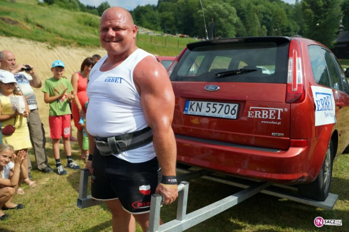 Strongman Tomasz Kowal w upale dźwigał samochód