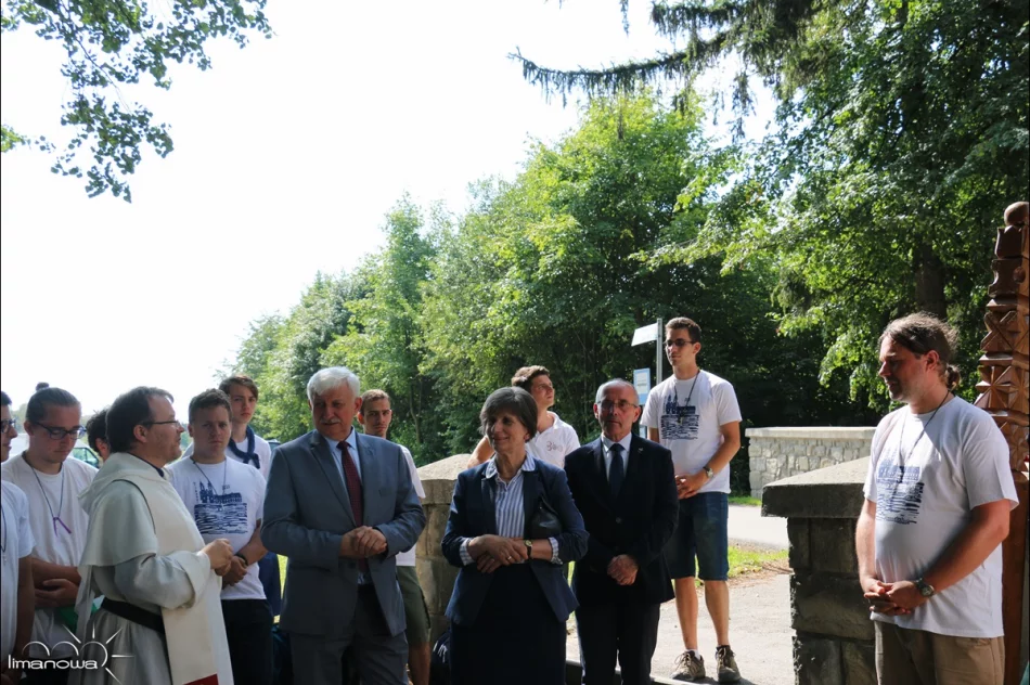 WĘGIERSCY PIELGRZYMI UCZCILI PAMIĘĆ POLEGŁYCH NA JABŁOŃCU - zdjęcie 3