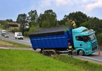 Ciężarówka blokowała pas ruchu na "krajówce" - zdjęcie główne