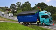 Ciężarówka blokowała pas ruchu na "krajówce" - zdjęcie 2