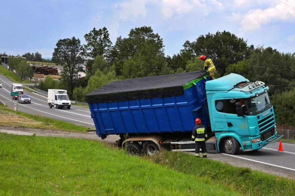 Ciężarówka blokowała pas ruchu na "krajówce" - zdjęcie 2