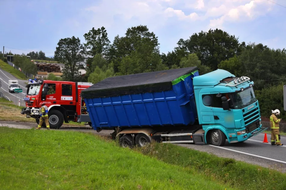 Ciężarówka blokowała pas ruchu na "krajówce" - zdjęcie 3