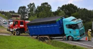 Ciężarówka blokowała pas ruchu na "krajówce" - zdjęcie 3