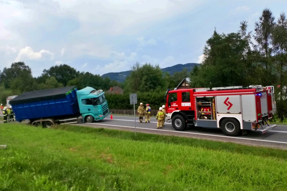 Ciężarówka blokowała pas ruchu na "krajówce" - zdjęcie 5