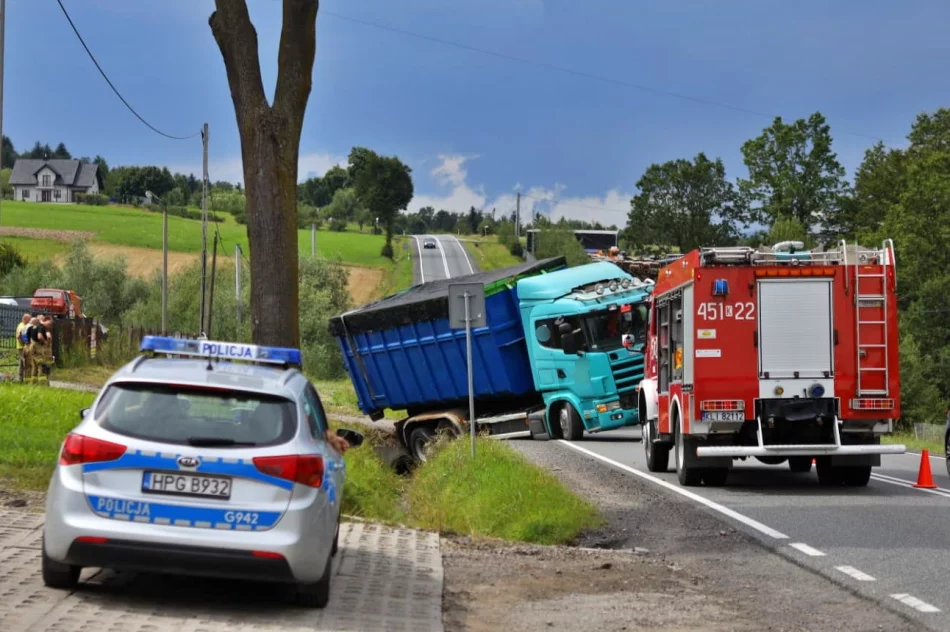 Ciężarówka blokowała pas ruchu na "krajówce" - zdjęcie 6