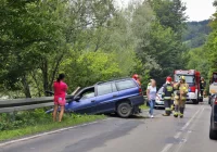 Opel uderzył w przydrożną barierę - zdjęcie główne