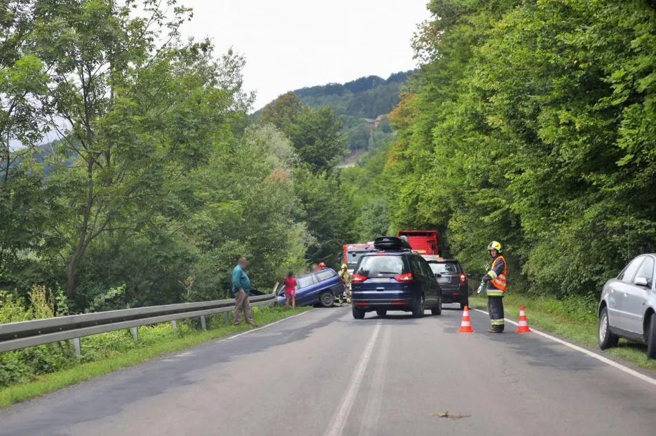 Opel uderzył w przydrożną barierę - zdjęcie 3