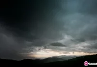 Burze z opadami deszczu i silnym wiatrem - IMiGW podwyższyło stopień zagrożenia - zdjęcie główne