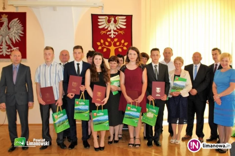 Nagrodzili laureatów olimpiad oraz młodych sportowców - zdjęcie 2