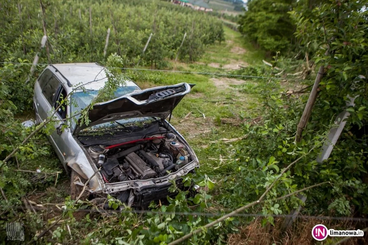 Audi wypadło z jezdni - trzy osoby poszkodowane