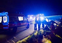 Pijany 23-latek wjechał do rowu. Wcześniej uszkodził zaparkowany samochód i uciekł - zdjęcie główne