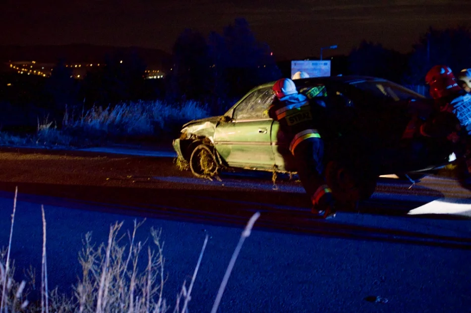 Pijany 23-latek wjechał do rowu. Wcześniej uszkodził zaparkowany samochód i uciekł - zdjęcie 9