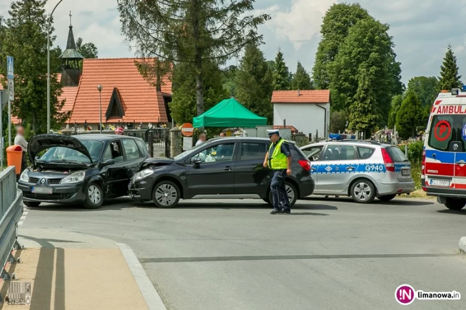 Zderzenie dwóch aut: 45-latka trafiła do szpitala - zdjęcie 2