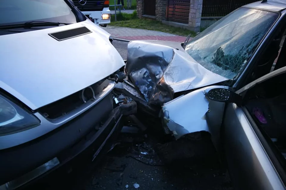 4 osoby, w tym 3 dzieci, ranne wskutek zderzenia aut. Na miejscu LPR - zdjęcie 3