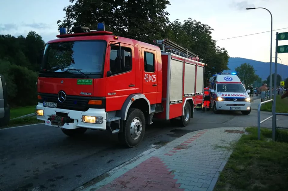 4 osoby, w tym 3 dzieci, ranne wskutek zderzenia aut. Na miejscu LPR - zdjęcie 6