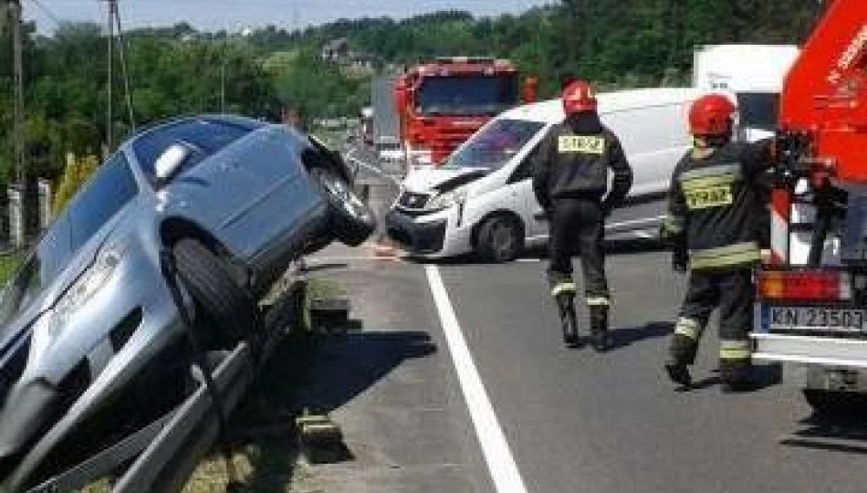 Piątkowa: zderzenie trzech samochodów, ranny pasażer - zdjęcie 1