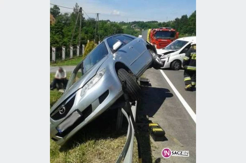 Piątkowa: zderzenie trzech samochodów, ranny pasażer - zdjęcie 2