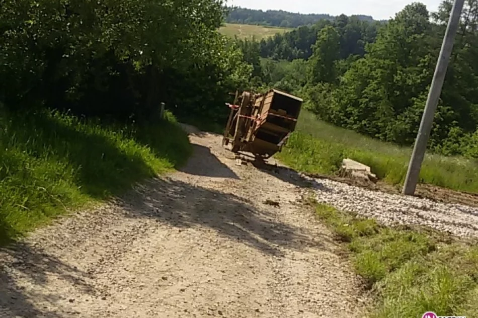Interwencja DTS: Młockarnia zastawia drogę gminną mieszkańcom Paszyna! - zdjęcie 2