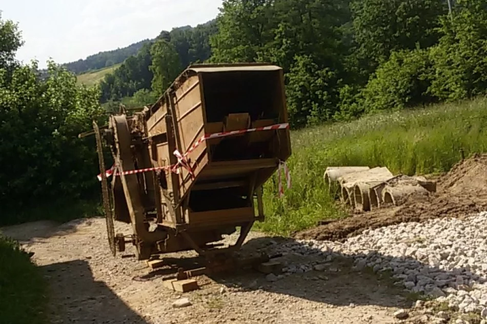 Interwencja DTS: Młockarnia zastawia drogę gminną mieszkańcom Paszyna! - zdjęcie 3