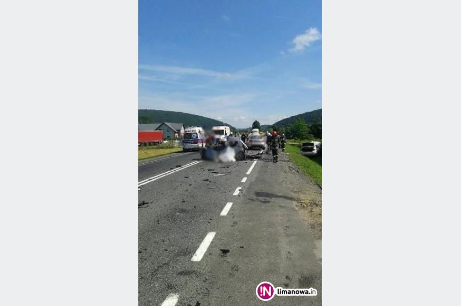 Dwie osoby zginęły w zderzeniu Fiata z ciężarówką - zdjęcie 2