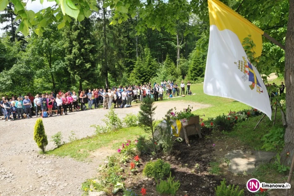 Odpust w leśnym ośrodku. Odsłonięto obelisk na pamiątkę wizyty Karola Wojtyły - zdjęcie 4