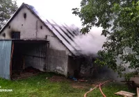 Zapaliły się zabudowania gospodarcze. Strażacy uratowali zagrożony budynek mieszkalny - zdjęcie główne