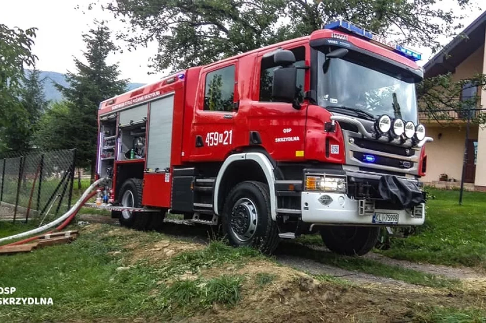 Zapaliły się zabudowania gospodarcze. Strażacy uratowali zagrożony budynek mieszkalny - zdjęcie 2