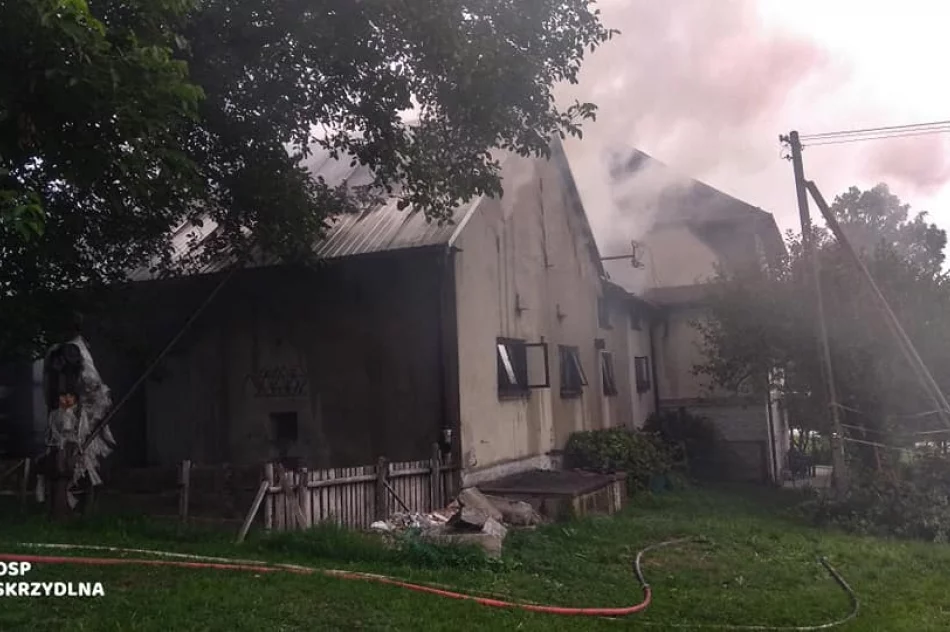 Zapaliły się zabudowania gospodarcze. Strażacy uratowali zagrożony budynek mieszkalny - zdjęcie 3