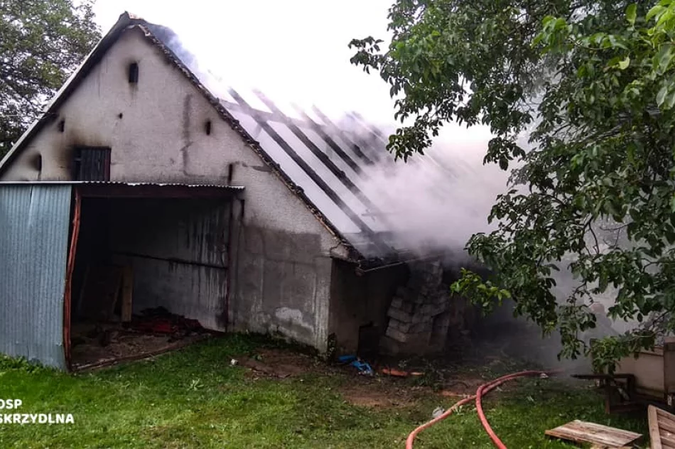 Zapaliły się zabudowania gospodarcze. Strażacy uratowali zagrożony budynek mieszkalny - zdjęcie 4