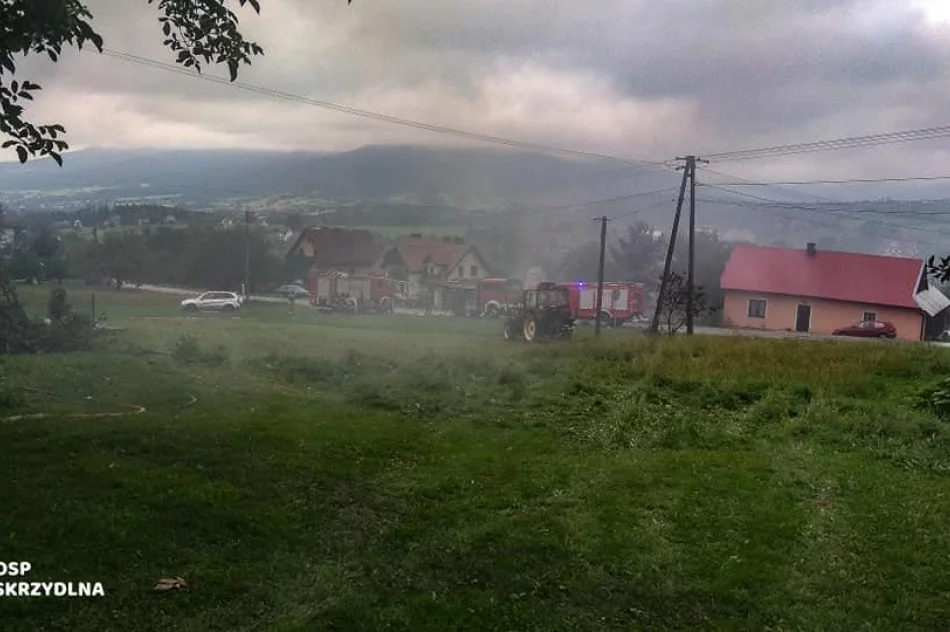 Zapaliły się zabudowania gospodarcze. Strażacy uratowali zagrożony budynek mieszkalny - zdjęcie 6