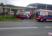 28-latek zasnął za kierownicą. Uszkodzone trzy auta, brama i krawężnik - zdjęcie główne