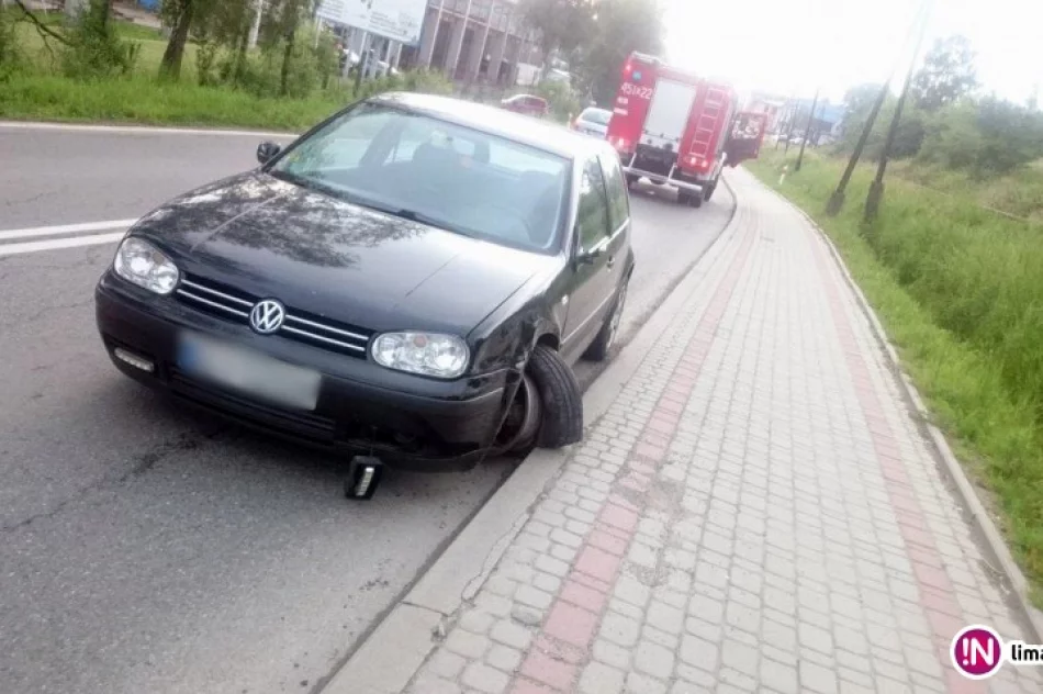 28-latek zasnął za kierownicą. Uszkodzone trzy auta, brama i krawężnik - zdjęcie 2