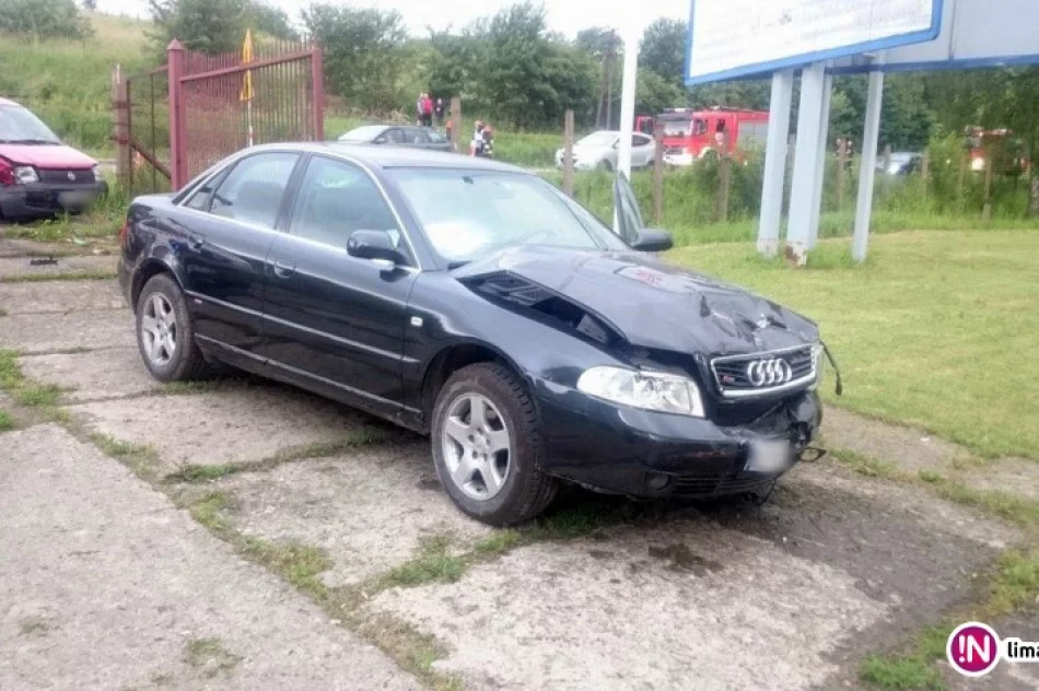 28-latek zasnął za kierownicą. Uszkodzone trzy auta, brama i krawężnik - zdjęcie 4