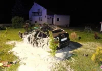 Samochód wypadł z drogi i dachował - zdjęcie główne