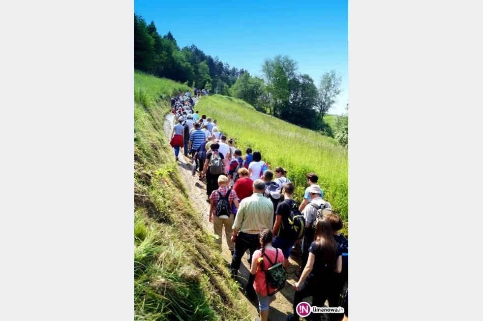 Udana inauguracja cyklu wędrówek - ponad tysiąc turystów na pierwszym szczycie - zdjęcie 2