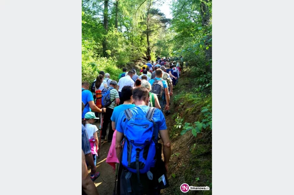 Udana inauguracja cyklu wędrówek - ponad tysiąc turystów na pierwszym szczycie - zdjęcie 3