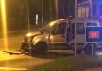 Dwie osoby trafiły do szpitala po zderzeniu aut na niebezpiecznym skrzyżowaniu - zdjęcie główne