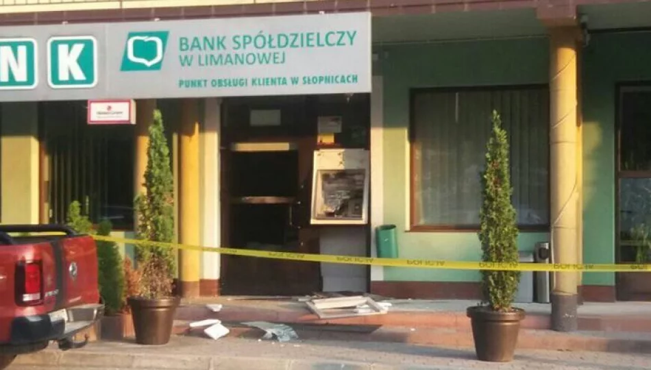 W nocy uszkodzono bankomat i skradziono kasetki z pieniędzmi - zdjęcie 1