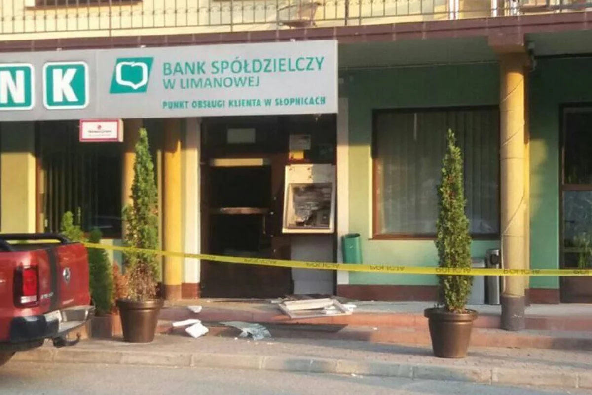 W nocy uszkodzono bankomat i skradziono kasetki z pieniędzmi