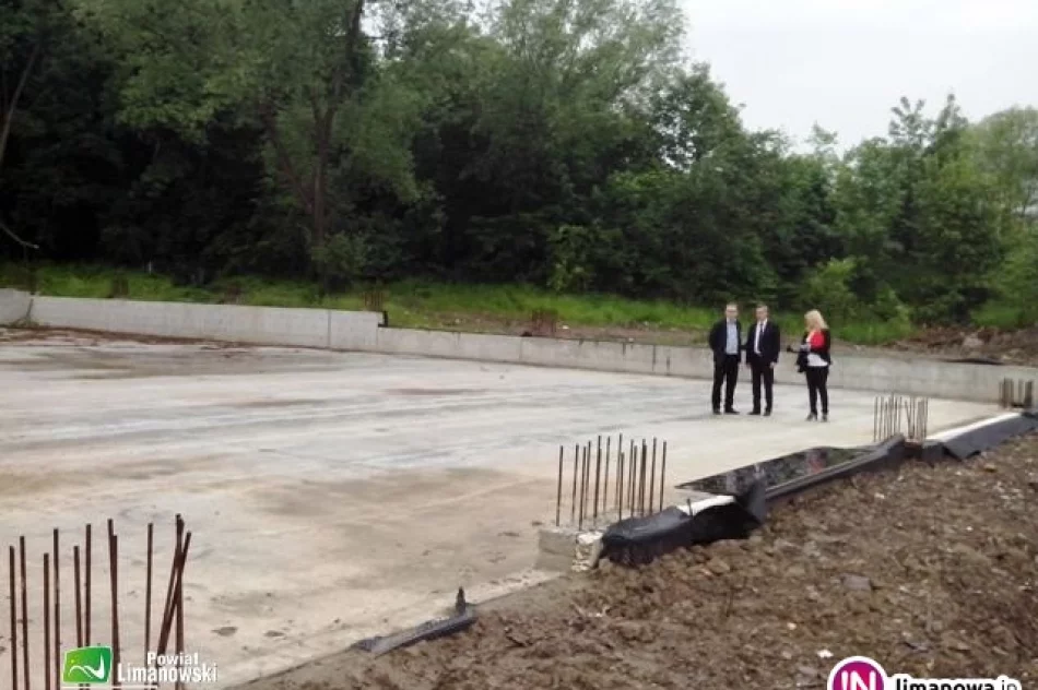 Rusza budowa hali sportowej - teren przekazany - zdjęcie 2