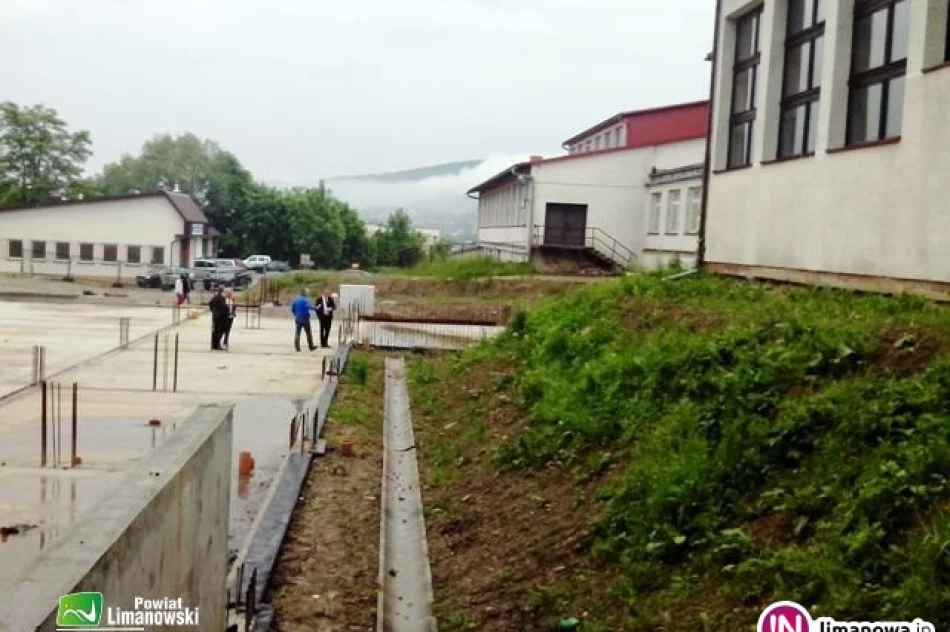 Rusza budowa hali sportowej - teren przekazany - zdjęcie 3