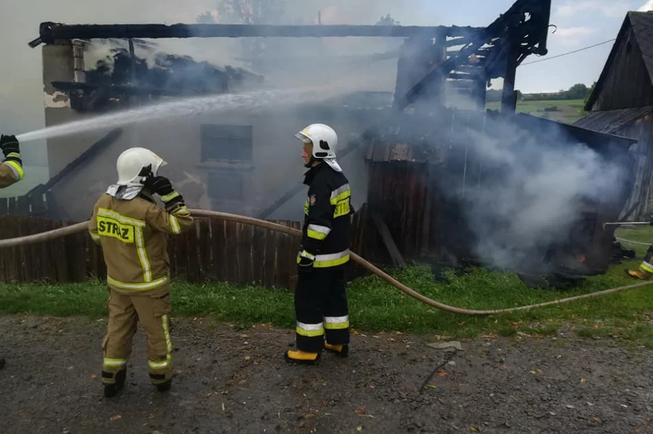 Po burzach - pożar stodoły i uszkodzenie komina domu - zdjęcie 2