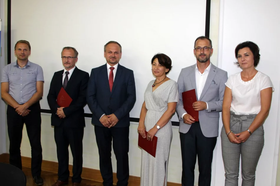 Awanse dla nauczycieli podczas narady dyrektorów przed rozpoczęciem roku szkolnego - zdjęcie 2